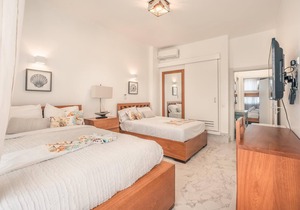 Playa Bonita lavish Apartment at Lake View 42B
