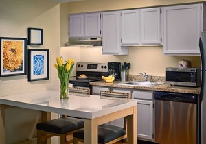 Pleasant Stay, Convenient Location! Onsite Pool, Free Breakfast, Free Parking