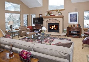 Plush Vail Home on Free Town Shuttle Route, 7 Min to Mtn! Walk to Shops, Dining