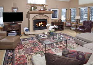 Plush Vail Home on Free Town Shuttle Route, 7 Min to Mtn! Walk to Shops, Dining
