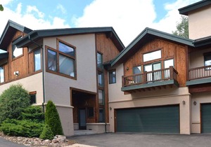 Plush Vail Home on Free Town Shuttle Route, 7 Min to Mtn! Walk to Shops, Dining