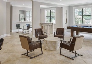 Polished Perimeter 1Bd/Ba w/pool