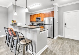 Polished Perimeter 1Bd/Ba w/pool