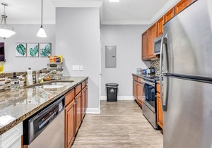 Polished Perimeter 1Bd/Ba w/pool