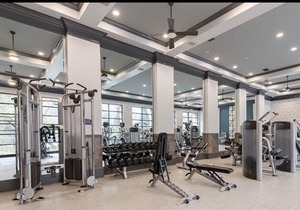 Polished Perimeter 1Bd/Ba w/pool