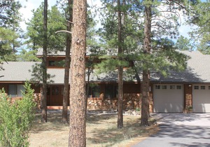Ponderosa Pines Lodge, Beautiful and Spacious Home, Pet friendly, sleeps 13