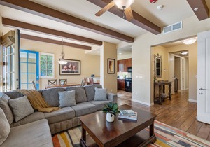 Poolside! Stunning Villa near sparking pool & large spa, Garage, Pet Friendly! (L62-2)