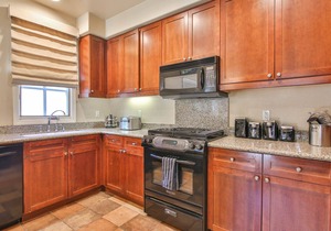 Poolside! Stunning Villa near sparking pool & large spa, Garage, Pet Friendly! (L62-2)