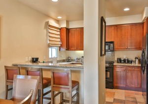 Poolside! Stunning Villa near sparking pool & large spa, Garage, Pet Friendly! (L62-2)