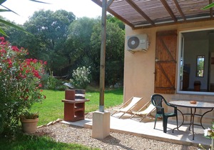 Porto-Vecchio, independent T2 in villa, covered terrace, garden, air conditioning, Wifi