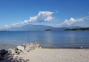 PRETTY HOUSE A FEW METERS FROM THE ROMANTIC BEACH OF MANERBA D GARD
