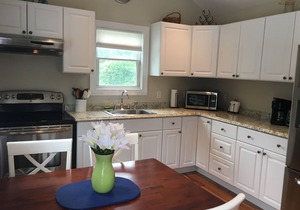 Pristine cottage 1 mile from East Matunuck State Beach.