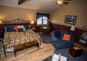 Private guest house w/jacuzzi tub, gas fireplace close to several famous parks