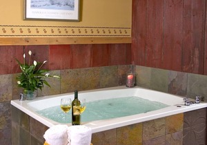 Private guest house w/jacuzzi tub, gas fireplace close to several famous parks