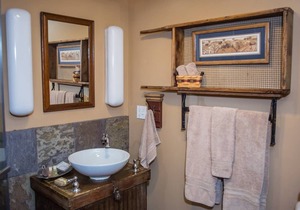 Private guest house w/jacuzzi tub, gas fireplace close to several famous parks
