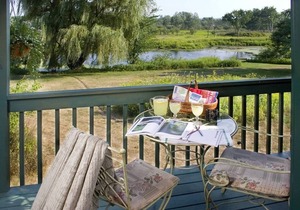 Private guest house w/jacuzzi tub, gas fireplace close to several famous parks