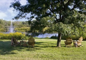 Private guest house w/jacuzzi tub, gas fireplace close to several famous parks