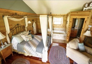 Private guest house w/jacuzzi tub, gas fireplace close to several famous parks