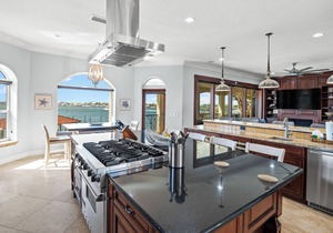 PRIVATE HEATED POOL, PRIVATE BEACH, HOT TUB, Pickleball & Boat Dock & Bay Access