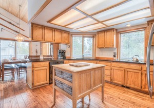 Private hot tub, balcony, recently renovated bathrooms, Wi-Fi two story perks