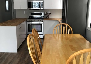 Private suite with semi-private hot tub, and BBQ - pet friendly too!