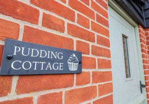 PUDDING COTTAGE, WESTLETON, pet friendly, with open fire in Westleton