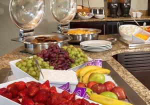 Queen Suite Near the Sky Wheel | Free Hot Breakfast + Pool Access