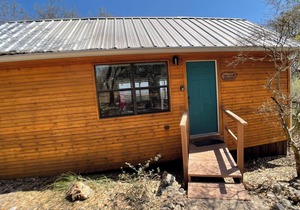 Relaxing Getaway at The Woods Cabin, Pet Friendly