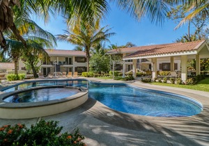 Relaxing, ground-floor apartment w/ a shared pool & pool spa in Playa del Coco