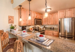 Remodeled Beautiful Cabin, Gas Grill. Near The Village & Trails, Complex Pool