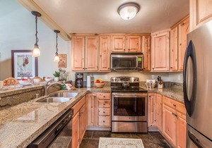Remodeled Beautiful Cabin, Gas Grill. Near The Village & Trails, Complex Pool