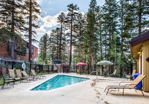 Remodeled Beautiful Cabin, Gas Grill. Near The Village & Trails, Complex Pool