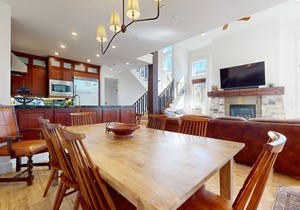 Remodeled & Beautiful. Hot Tub, Gas Grill. Quiet Location, Near Biking Trails