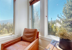 Remodeled & Beautiful. Hot Tub, Gas Grill. Quiet Location, Near Biking Trails