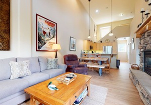 Remodeled & Bright, On the Golf Course. Gas Grill & Laundry, Pool On-site