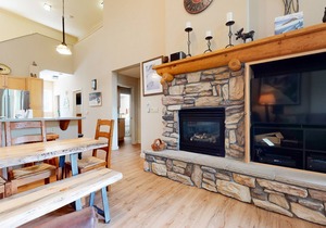 Remodeled & Bright, On the Golf Course. Gas Grill & Laundry, Pool On-site