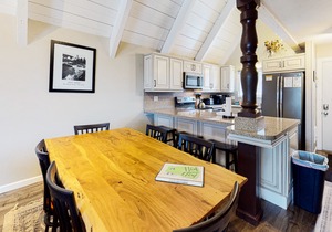Remodeled condo with balcony & fireplace - walk to Village gondola