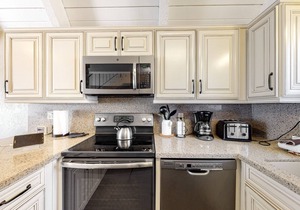 Remodeled condo with balcony & fireplace - walk to Village gondola