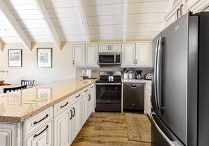 Remodeled condo with balcony & fireplace - walk to Village gondola