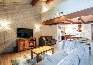 Remodeled, Spacious, Gas Grill & Laundry. Near Golf Course, Pool On-site