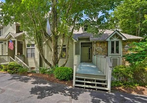 Renovated Burnsville Condo in Gated Community