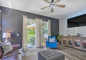 Renovated Kissimmee Townhome: 5 Mi to Disney!