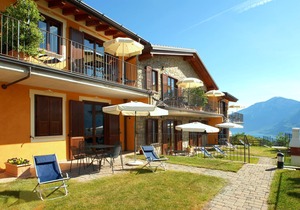 Residence Garden: Three-room apartment with balcony and lake view