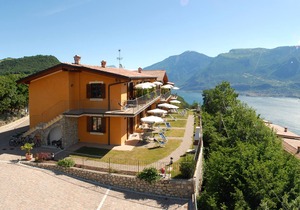 Residence Garden: Three-room apartment with garden