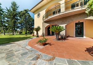 Restful Villa in Albanella with Swimming Pool and hot tub