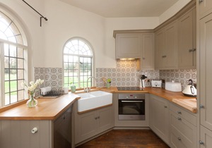 Restored 17th century cottage w/firepit. Nestled within heritage estate grounds.
