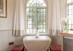 Restored 17th century cottage w/firepit. Nestled within heritage estate grounds.