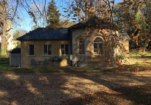 Restored 17th century cottage w/firepit. Nestled within heritage estate grounds.