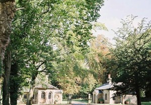 Restored 17th century cottage w/firepit. Nestled within heritage estate grounds.