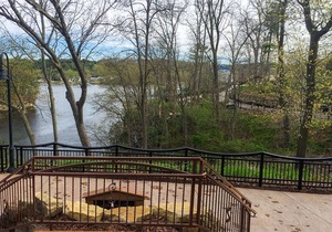 RIVERFRONT.JACUZZI tub!!.FREE Noah's Ark WATER PARK access for SUMMER!!